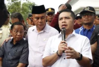 Wakil Ketua DPRD Sumbar Iqra Chissa saat menerima aspirasi dari masa. (Foto: Ist)