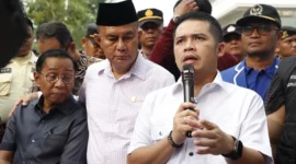 Wakil Ketua DPRD Sumbar Iqra Chissa saat menerima aspirasi dari masa. (Foto: Ist)