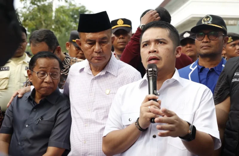 Wakil Ketua DPRD Sumbar Iqra Chissa saat menerima aspirasi dari masa. (Foto: Ist)