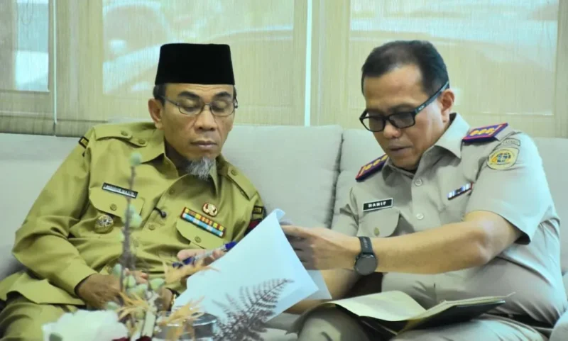 Wakil Wali Kota Padang, Maigus Nasir bersama Kepala Kantor Pertanahan Padang, Hanif. (Foto: Pemko Padang)