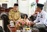 Wakil Wali Kota Padang Maigus Nasir menerima audiensi Kepala Kantor Kemenhaj Padang Zulfahmi di Ruang Kerja Wakil Wali Kota, Aie Pacah, Senin (792026). (Foto Pemko Padang)