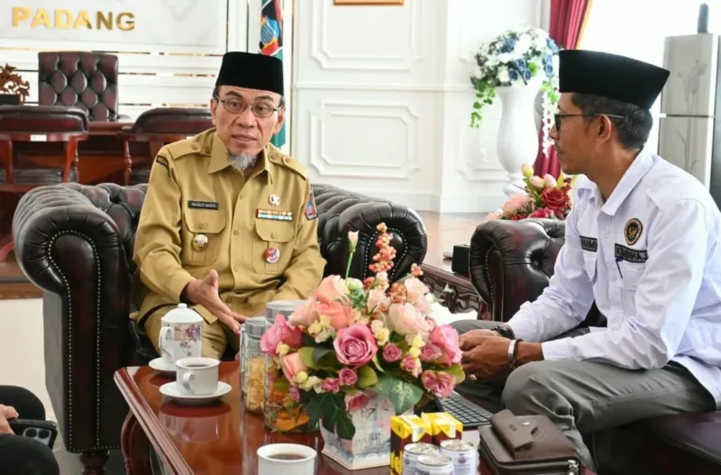 Wakil Wali Kota Padang Maigus Nasir menerima audiensi Kepala Kantor Kemenhaj Padang Zulfahmi di Ruang Kerja Wakil Wali Kota, Aie Pacah, Senin (792026). (Foto Pemko Padang)