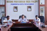 Wakil Wali Kota Payakumbuh Elzadaswarman saat koordinasi terkait pemeriksaan pendahuluan kinerja pengelolaan persampahan oleh BPK RI, Rabu (16/9/2026). (Foto: MC Payakumbuh)