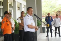 Wakil Wali Kota Payakumbuh Elzadaswarman memberikan arahan kepada personel yang akan membantu penanganan darurat banjir bandang di Kabupaten Solok. (Foto: MC Payakumbuh)