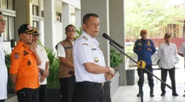 Wakil Wali Kota Payakumbuh Elzadaswarman memberikan arahan kepada personel yang akan membantu penanganan darurat banjir bandang di Kabupaten Solok. (Foto: MC Payakumbuh)