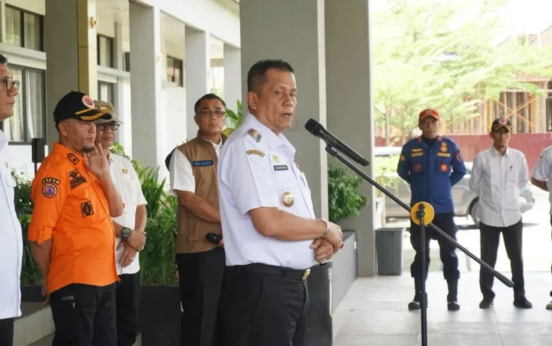 Wakil Wali Kota Payakumbuh Elzadaswarman memberikan arahan kepada personel yang akan membantu penanganan darurat banjir bandang di Kabupaten Solok. (Foto: MC Payakumbuh)