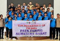 Wali Kota Padang, Fadly Amran melepas tim PSTS Tabing KU-13 yang akan bertanding pada putaran nasional Piala Soeratin U-13 Regional Sumatera 2026 di Kediaman Resmi Wali Kota, Senin (21/9/2026). (Foto: Pemko Padang)