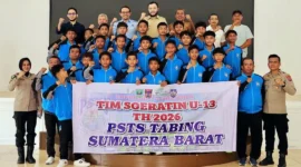 Wali Kota Padang, Fadly Amran melepas tim PSTS Tabing KU-13 yang akan bertanding pada putaran nasional Piala Soeratin U-13 Regional Sumatera 2026 di Kediaman Resmi Wali Kota, Senin (21/9/2026). (Foto: Pemko Padang)