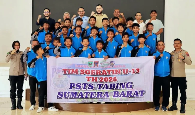 Wali Kota Padang, Fadly Amran melepas tim PSTS Tabing KU-13 yang akan bertanding pada putaran nasional Piala Soeratin U-13 Regional Sumatera 2026 di Kediaman Resmi Wali Kota, Senin (21/9/2026). (Foto: Pemko Padang)