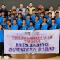 Wali Kota Padang, Fadly Amran melepas tim PSTS Tabing KU-13 yang akan bertanding pada putaran nasional Piala Soeratin U-13 Regional Sumatera 2026 di Kediaman Resmi Wali Kota, Senin (21/9/2026). (Foto: Pemko Padang)