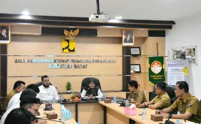 Wali Kota Padang, Fadly Amran melakukan audiensi dengan Kepala BPBPK Sumbar Maria Doeni Isa, Selasa (15/9/2026). (Foto: Pemko Padang)