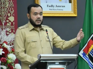 Wali Kota Padang Fadly Amran menyampaikan sambutan