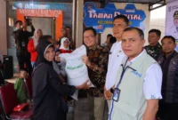 Wali Kota Payakumbuh Zulmaeta menyerahkan bantuan CPP di Kantor Lurah Napar, Kecamatan Payakumbuh Utara, Jumat (4/9/2026). (Foto: MC Payakumbuh)