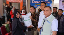 Wali Kota Payakumbuh Zulmaeta menyerahkan bantuan CPP di Kantor Lurah Napar, Kecamatan Payakumbuh Utara, Jumat (4/9/2026). (Foto: MC Payakumbuh)

