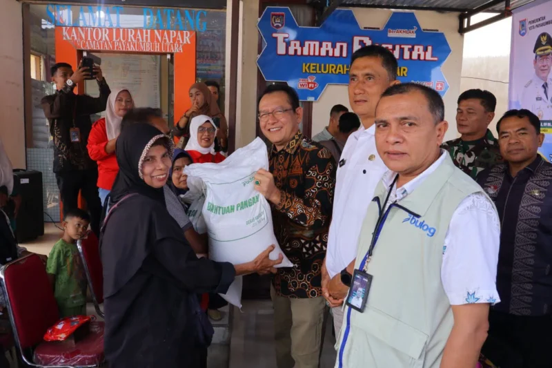 Wali Kota Payakumbuh Zulmaeta menyerahkan bantuan CPP di Kantor Lurah Napar, Kecamatan Payakumbuh Utara, Jumat (4/9/2026). (Foto: MC Payakumbuh)
