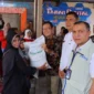 Wali Kota Payakumbuh Zulmaeta menyerahkan bantuan CPP di Kantor Lurah Napar, Kecamatan Payakumbuh Utara, Jumat (4/9/2026). (Foto: MC Payakumbuh)
