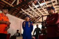 Wamenkomdigi Nezar Patria saat meninjau Posko SAR Gabungan pencarian jurnalis dan awak kapal yang hilang di perairan Selat Sunda, Carita, Pandeglang, Sabtu (12/9/2026). (Foto: Anhar/Komdigi)