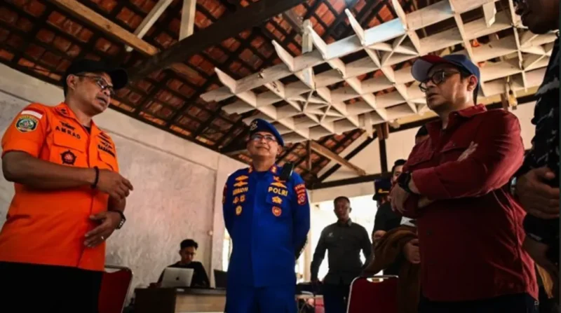 Wamenkomdigi Nezar Patria saat meninjau Posko SAR Gabungan pencarian jurnalis dan awak kapal yang hilang di perairan Selat Sunda, Carita, Pandeglang, Sabtu (12/9/2026). (Foto: Anhar/Komdigi)