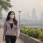 Ilustrasi wanita memakai masker. (Foto: AI Generated)
