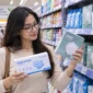 Ilustrasi wanita sedang memilih masker. (Foto: AI Generated)