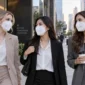 Ilustrasi wanita menggunakan masker saat beraktivitas di luar ruangan. (Foto: AI Generated)