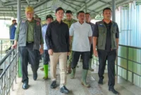 Wapres Gibran Rakabuming Raka menjenguk korban banjir bandang Kabupaten Solok di RSUD Arosuka, Jumat (25/9/2026). (Foto: Adpsb)