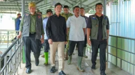 Wapres Gibran Rakabuming Raka menjenguk korban banjir bandang Kabupaten Solok di RSUD Arosuka, Jumat (25/9/2026). (Foto: Adpsb)