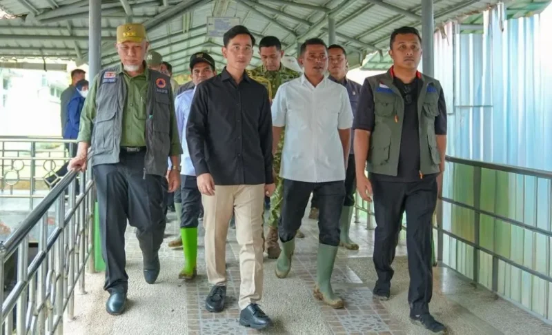 Wapres Gibran Rakabuming Raka menjenguk korban banjir bandang Kabupaten Solok di RSUD Arosuka, Jumat (25/9/2026). (Foto: Adpsb)