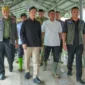 Wapres Gibran Rakabuming Raka menjenguk korban banjir bandang Kabupaten Solok di RSUD Arosuka, Jumat (25/9/2026). (Foto: Adpsb)