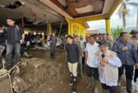 Wapres Gibran Rakabuming meninjau infrastruktur terdampak banjir bandang di Kabupaten Solok. (Foto: BPMI Setwapres)
