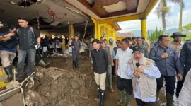 Wapres Gibran Rakabuming meninjau infrastruktur terdampak banjir bandang di Kabupaten Solok. (Foto: BPMI Setwapres)