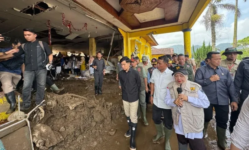 Wapres Gibran Rakabuming meninjau infrastruktur terdampak banjir bandang di Kabupaten Solok. (Foto: BPMI Setwapres)