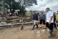 Wakil Presiden Gibran Rakabuming meninjau lokasi terdampak banjir bandang di Arosuka, Kabupaten Solok, Sumbar, Jumat (25/9/2026). (Foto: BPMI Setwapres)