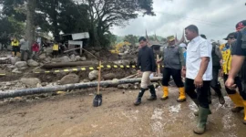Wakil Presiden Gibran Rakabuming meninjau lokasi terdampak banjir bandang di Arosuka, Kabupaten Solok, Sumbar, Jumat (25/9/2026). (Foto: BPMI Setwapres)