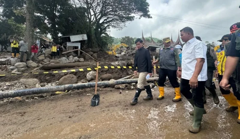 Wakil Presiden Gibran Rakabuming meninjau lokasi terdampak banjir bandang di Arosuka, Kabupaten Solok, Sumbar, Jumat (25/9/2026). (Foto: BPMI Setwapres)