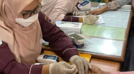 Petugas kesehatan memberikan pelayanan cek kesehatan gratis kepada warga. (Foto: Pemko Padang)