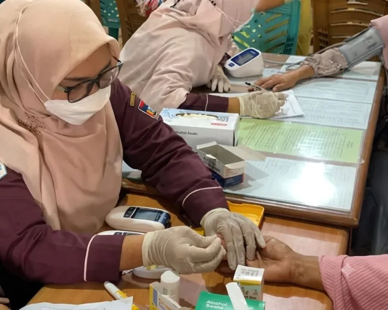 Petugas kesehatan memberikan pelayanan cek kesehatan gratis kepada warga. (Foto: Pemko Padang)