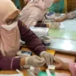 Petugas kesehatan memberikan pelayanan cek kesehatan gratis kepada warga. (Foto: Pemko Padang)