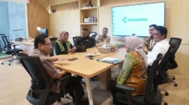Kepala Dinas Kesehatan Dharmasraya Yosta Defina saat pertemuan dengan Wakil Menteri Kesehatan RI Benjamin Paulus Oktavianus di Jakarta, Rabu (2/9/2026). (Foto: Dsikominfo Dharmasraya)