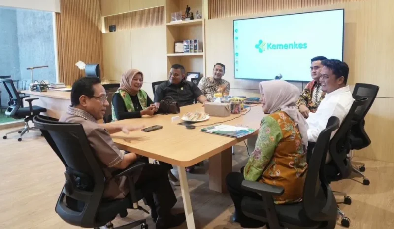 Kepala Dinas Kesehatan Dharmasraya Yosta Defina saat pertemuan dengan Wakil Menteri Kesehatan RI Benjamin Paulus Oktavianus di Jakarta, Rabu (2/9/2026). (Foto: Dsikominfo Dharmasraya)