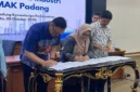 Kepala SMK SMAK Padang, Silvania Lorina, S.Si, M.Si menandatangani MoU dengan sejumlah perusahaan dan pelaku industry di Ruang Rajawali, Kemenperin, Jakarta, Kamis (8/10/2026).  (Foto: Humas SMK SMAK Padang)
