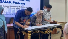 Kepala SMK SMAK Padang, Silvania Lorina, S.Si, M.Si menandatangani MoU dengan sejumlah perusahaan dan pelaku industry di Ruang Rajawali, Kemenperin, Jakarta, Kamis (8/10/2026).  (Foto: Humas SMK SMAK Padang)