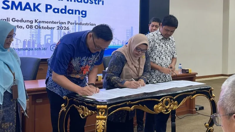 Kepala SMK SMAK Padang, Silvania Lorina, S.Si, M.Si menandatangani MoU dengan sejumlah perusahaan dan pelaku industry di Ruang Rajawali, Kemenperin, Jakarta, Kamis (8/10/2026).  (Foto: Humas SMK SMAK Padang)