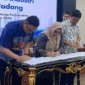 Kepala SMK SMAK Padang, Silvania Lorina, S.Si, M.Si menandatangani MoU dengan sejumlah perusahaan dan pelaku industry di Ruang Rajawali, Kemenperin, Jakarta, Kamis (8/10/2026).  (Foto: Humas SMK SMAK Padang)