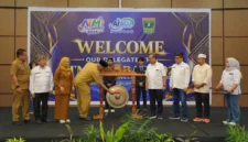 Gubernur Sumbar Mahyeldi membuka AITTA Travel Mart West Sumatra 2026 di Hotel Truntum, Kota Padang, Selasa (27/10/2026). (Foto: Adpsb)