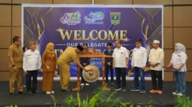 Gubernur Sumbar Mahyeldi membuka AITTA Travel Mart West Sumatra 2026 di Hotel Truntum, Kota Padang, Selasa (27/10/2026). (Foto: Adpsb)
