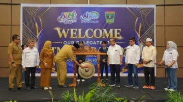Gubernur Sumbar Mahyeldi membuka AITTA Travel Mart West Sumatra 2026 di Hotel Truntum, Kota Padang, Selasa (27/10/2026). (Foto: Adpsb)