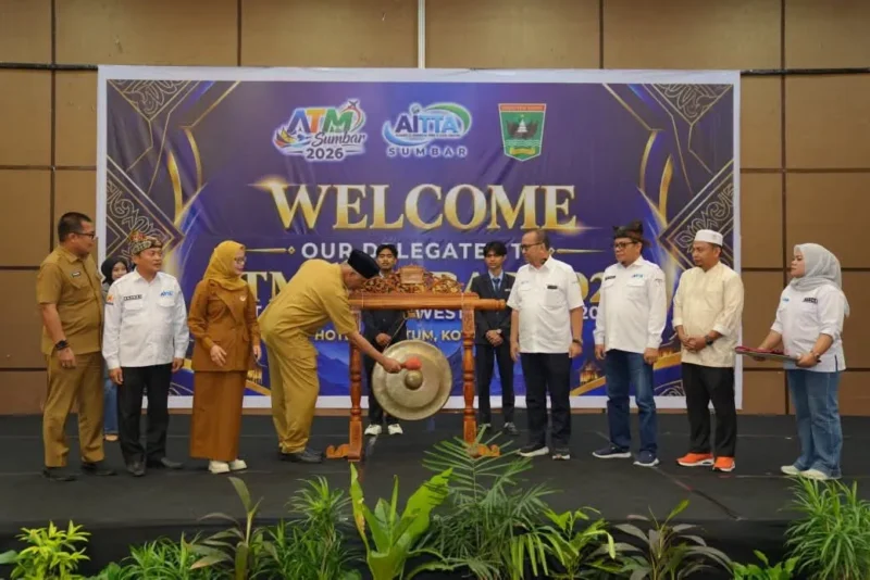 Gubernur Sumbar Mahyeldi membuka AITTA Travel Mart West Sumatra 2026 di Hotel Truntum, Kota Padang, Selasa (27/10/2026). (Foto: Adpsb)