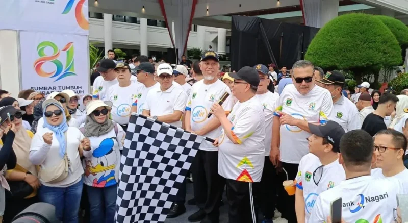Ketua DPRD Sumbar Muhidi lepas jalan sehat. (Foto: Ist) 