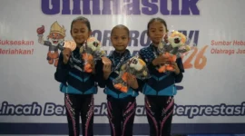 Alesha Alicia Novea bersama Tsafani Izzatunnisa dan Adiba Khanza Zahra meraih medali perunggu nomor trio disiplin aerogym. (Foto: MC Payakumbuh)